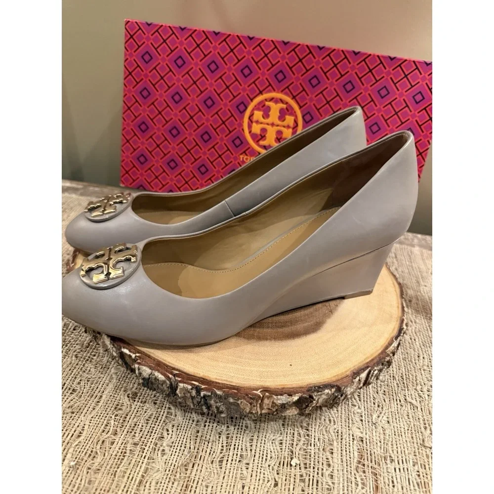 Tory Burch Women's Claire 85mm Wedge Pumps in French Grey Sz-9M Gold Logo 295$
